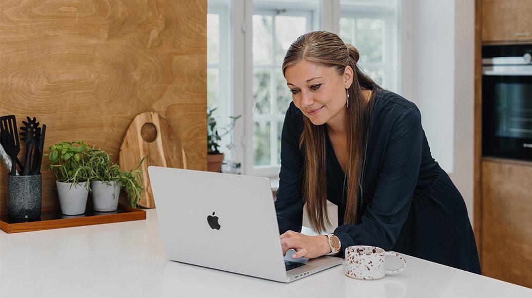 Woman by computer requesting consultation with Cryos Clinic