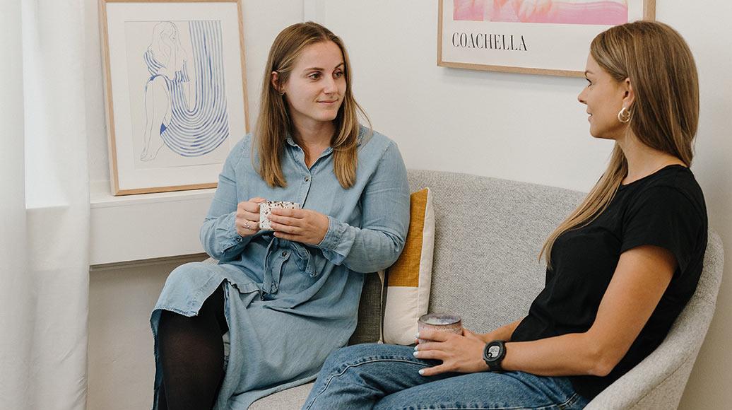Two women in contact at Cryos Clinic